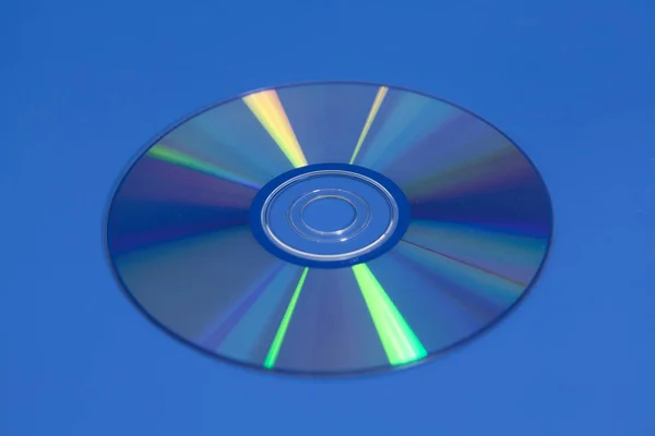 Compact dvd CD Disk auf blauem Hintergrund — Stockfoto