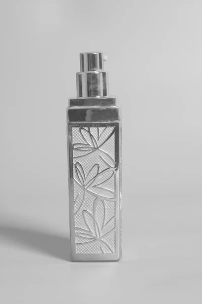 Concealer in Flasche auf grauem Hintergrund — Stockfoto