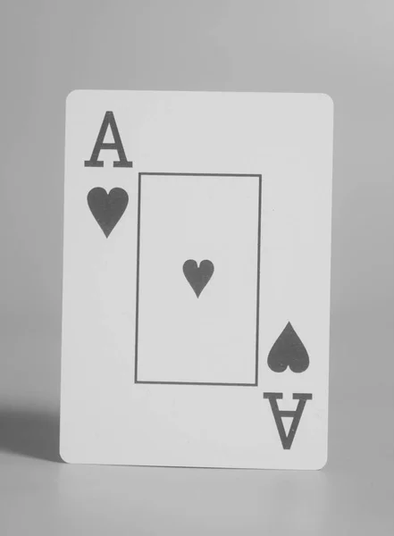 Cartão de poker Ás de espadas em fundo cinza — Fotografia de Stock
