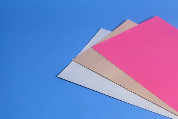 Fogli di carta colorati su sfondo blu — Foto Stock