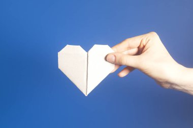 Origami Sevgililer günü kalp el kağıt.
