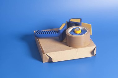 Dağıtıcı ile mavi arka plan üzerine karton kutu