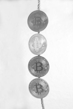 Dört sanal bitcoins beyaz arka plan üzerinde paralar