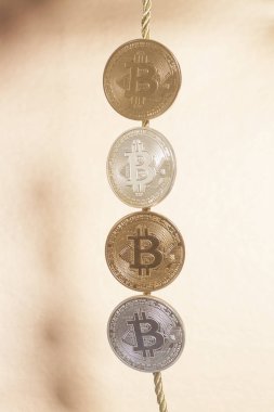 Dört sanal bitcoins altın arka plan üzerinde paralar