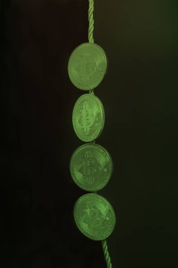 Dört sanal bitcoins siyah arka plan üzerine sikke