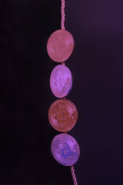 Dört sanal bitcoins siyah arka plan üzerine sikke