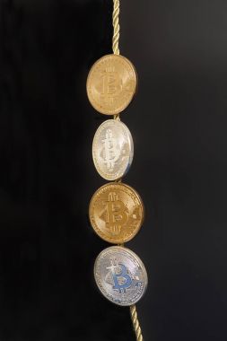 Dört sanal bitcoins siyah arka plan üzerine sikke