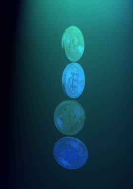 Dört sanal bitcoins siyah arka plan üzerine sikke