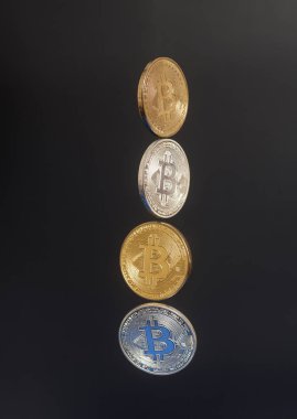 Dört sanal bitcoins siyah arka plan üzerine sikke