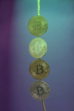 Dört sanal para bitcoins koleksiyonu