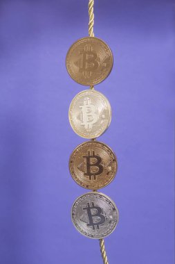 Dört sanal bitcoins mor zemin üzerine sikke