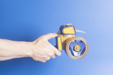 Tutan bir endüstriyel bant dispenseri adam 