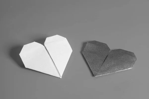 Deux coeurs en papier origami Saint Valentin monochrome — Photo