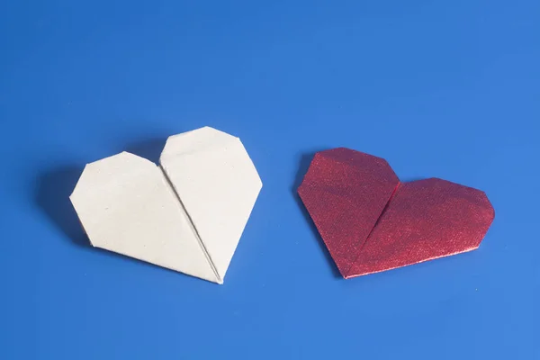 Zwei Papierherzen Valentinstag Origami auf blauem Hintergrund. — Stockfoto