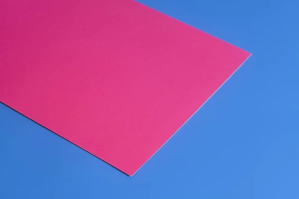Фіолетовий паперовий лист на синьому фоні — стокове фото