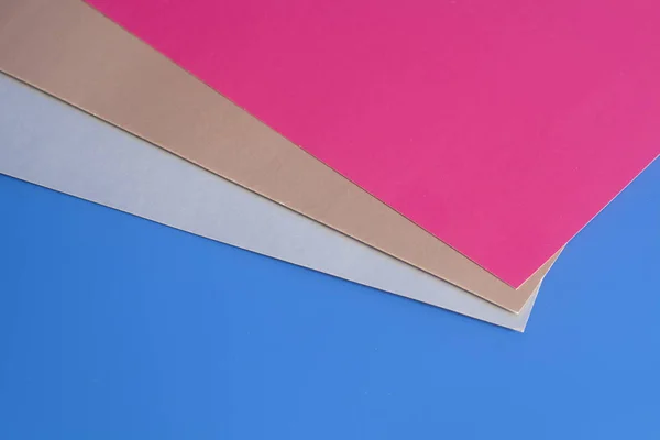Fogli di carta colorati su sfondo blu — Foto Stock