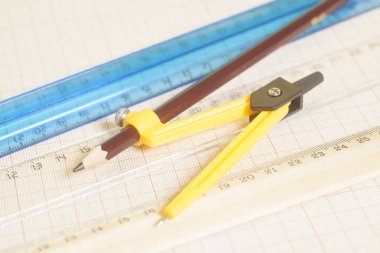 Çizim pusula pensil ve grafik kağıt üzerinde cetveller ile sarı. Tr