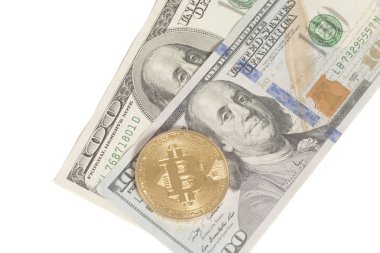 Altın ve gümüş bitcoin sikke ve yüz dolarlık banknot