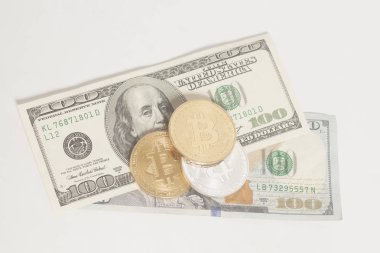 Altın ve gümüş bitcoin sikke ve yüz dolarlık banknot