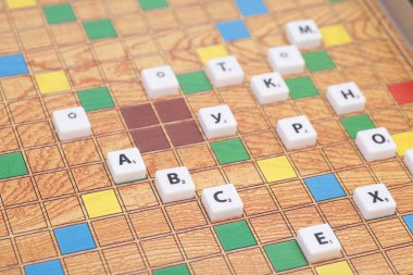 Harf ve rakam ile tahta oyunu