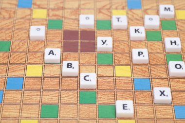 Harf ve rakam ile tahta oyunu