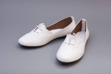 Beyaz gri arka plan üzerinde izole Ayakkabı