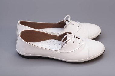 Beyaz gri arka plan üzerinde izole Ayakkabı