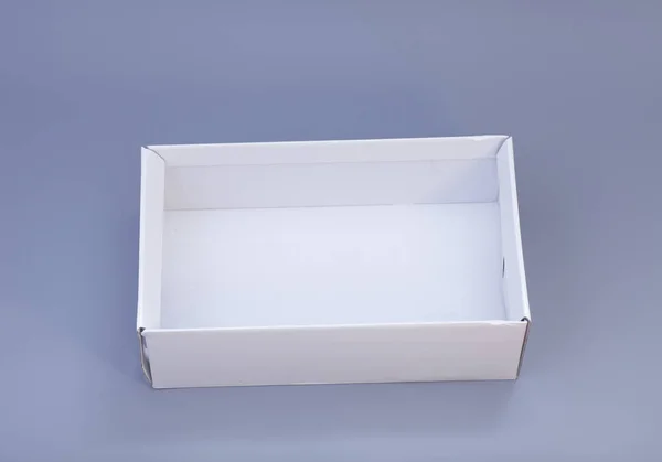 Ανοικτό κουτί από χαρτόνι που απομονώνονται σε ένα γκρίζο φόντο — Φωτογραφία Αρχείου
