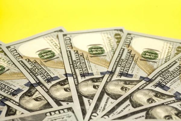 Yüz Doları bize faturaları bir daire içinde yayıldı 