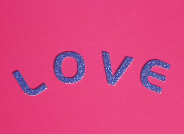 Parlak mavi mektuplardan kelime aşk şekillendirme