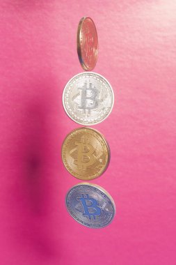 Dört sanal para bitcoins koleksiyonu