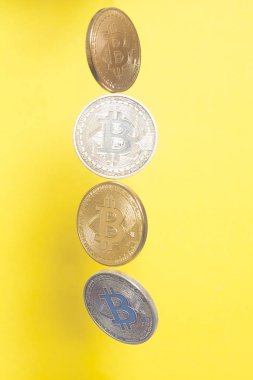 Dört sanal para bitcoins koleksiyonu