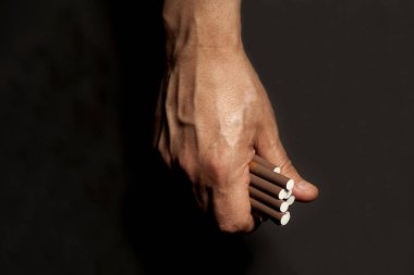 Tütün bağımlılığı. Adam elindeki Sigara. 