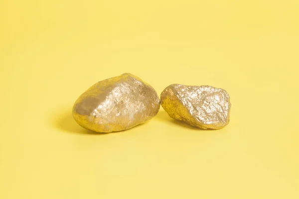 Золоті самородки на жовтому фоні — стокове фото
