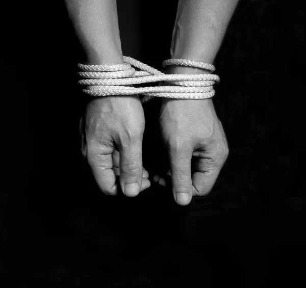 Manliga händer bundna med rope.addiction koncept. — Stockfoto