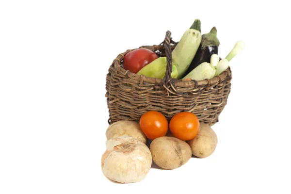 Légumes frais dans le panier isolé sur blanc — Photo