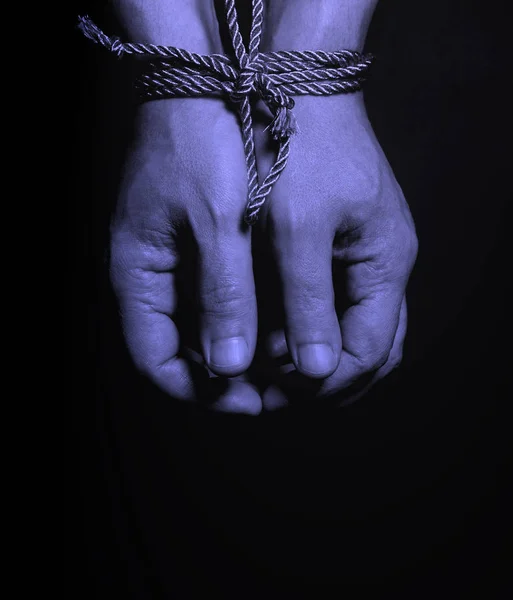 Αρσενικό τα χέρια δεμένα με rope.addiction έννοια. — Φωτογραφία Αρχείου