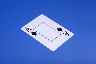 Kağıt oynayan maça ası