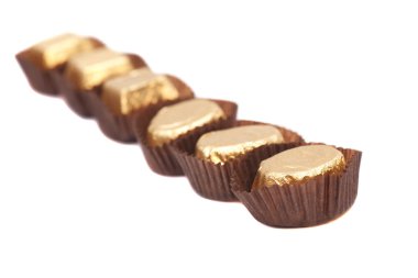 Badem altın folyo kağıt ile çikolata topları