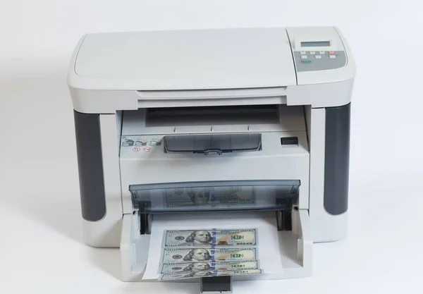 Impresora imprimiendo billetes falsos en dólares aislados sobre fondo blanco — Foto de Stock