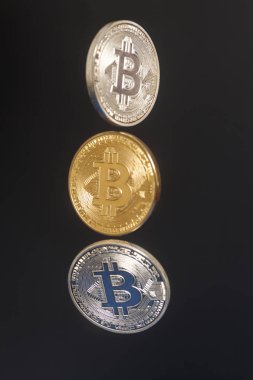 Sanal sikkeleri bitcoins siyah arka plan üzerine.