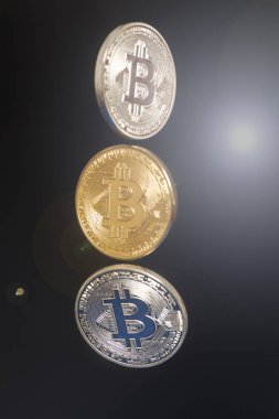 Sanal sikkeleri bitcoins siyah arka plan üzerine.