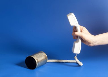 Elini tutarak teneke kutu telefon ahizesi