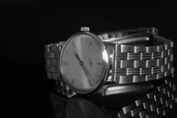 Εκλεκτής ποιότητας καρπό ρολόι σε μαύρο φόντο — Φωτογραφία Αρχείου