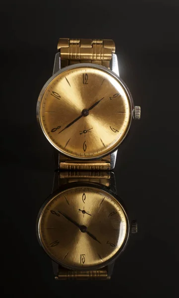 Вінтажний золотий наручний годинник — стокове фото