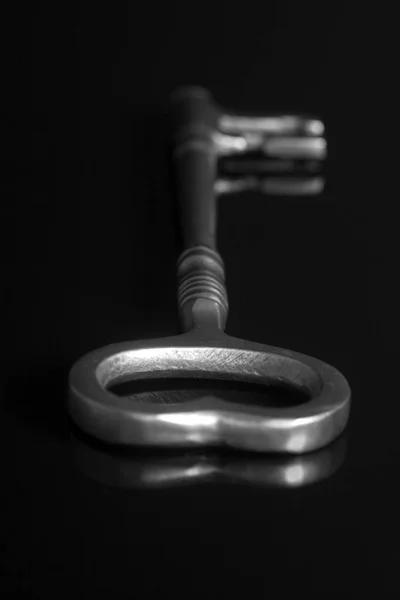 Vintage-Schlüssel auf schwarzem Hintergrund — Stockfoto