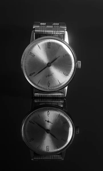 Вінтажний наручний годинник на чорному тлі — стокове фото