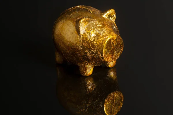 Golden Piggy Bank dengan latar belakang hitam — Stok Foto