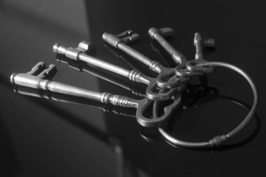 Antika anahtar taşı üstünde bir Anahtarlık 