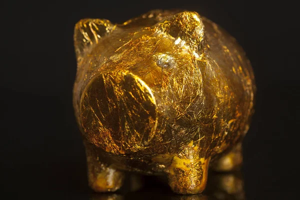 Golden Piggy Bank dengan latar belakang hitam — Stok Foto